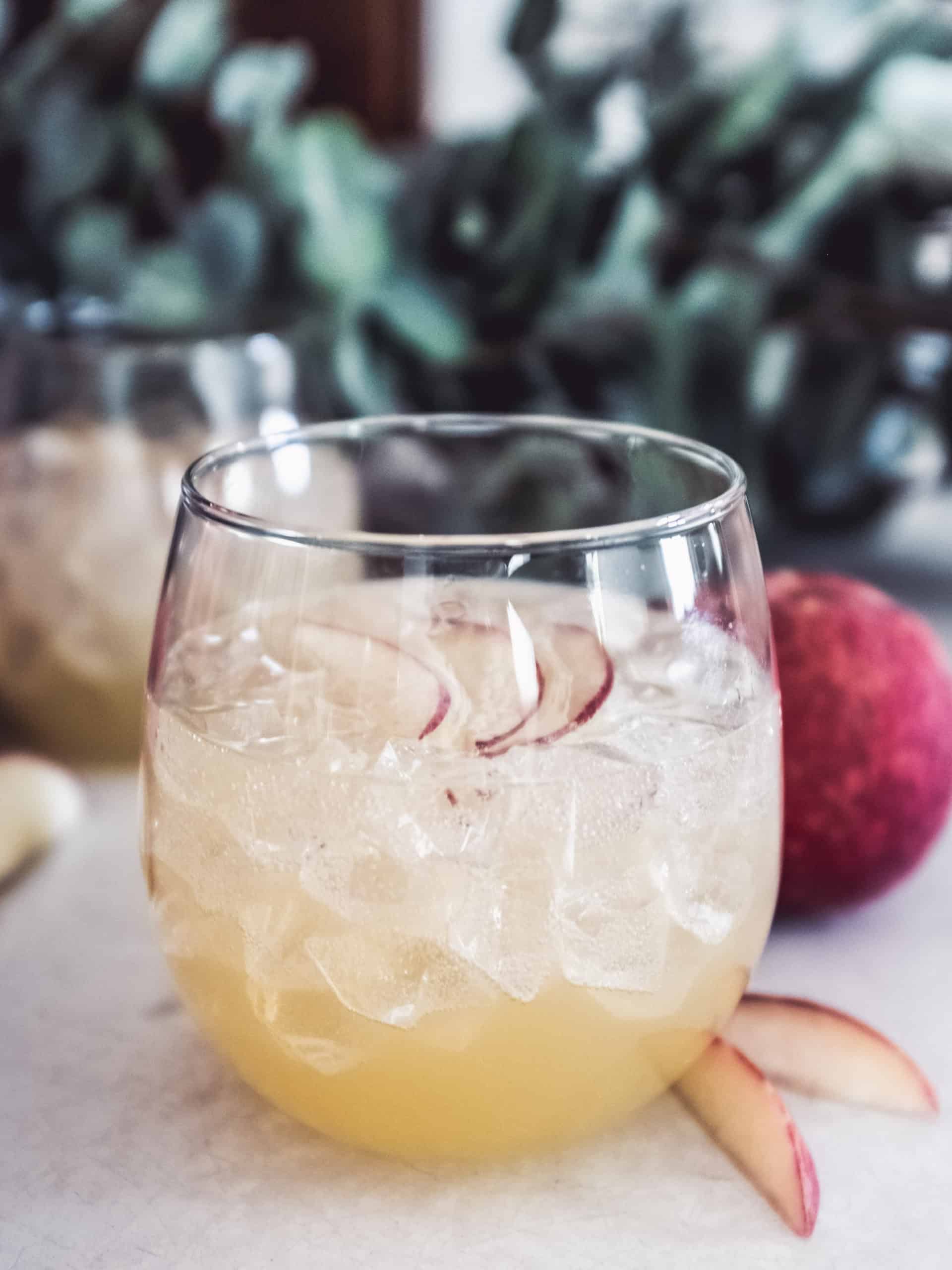 коктейль с персиком и ромашкой в бокале со льдом